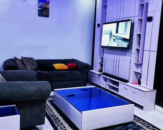 Jka 2-Bedroom-Apt 24hrs Power Unlimited Wifi , Garden Patio Area,free Daily Housekeeping - Lagos - Living room