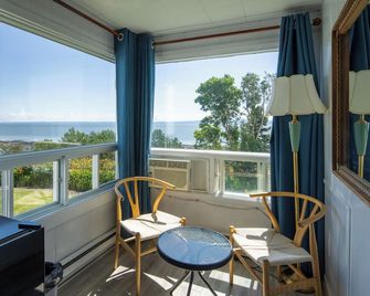 Hotel La Roche Pleureuse - L'Isle-aux-Coudres - Balcony