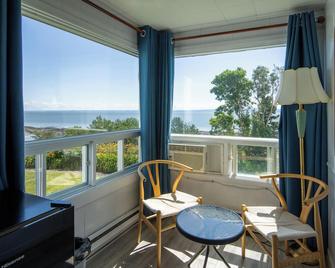 Hotel La Roche Pleureuse - L'Isle-aux-Coudres - Balcony