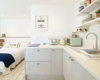 The Hideout - Chichester - Kitchen