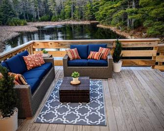 Waterfront, rustic resort like farmhouse with pool - Sparrow Bush - Patio