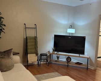 2ba/1bd - College Park, Orlando. Minutes from ORMC & Advent Health Hospitals - Orlando - Wohnzimmer