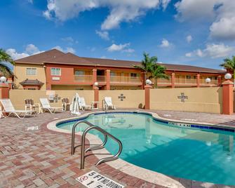 Quality Inn Brownsville - Brownsville - Pool