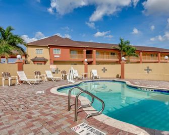 Quality Inn Brownsville - Brownsville - Pool