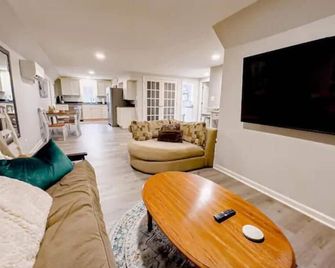 Comfortable Guest Suite close to the Lewis & Clark Bridge Trail - Prospect - Living room