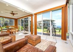 Kbm Resorts: Kapalua Bay Villa Kbv-28g2 Beautiful Ocean Front Remodeled Includes Rental Car - Kapalua - Living room