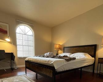 Cozy 2BR House - Las Vegas, NV - 10 Minutes away from the Las Vegas Strip! - Las Vegas - Habitación