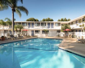 Motel 6 Goleta, Ca - Santa Barbara - גולטה - בריכה