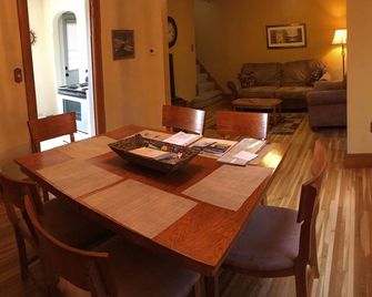 Great 2 bedroom home in an excellent location. - Duluth - Dining room