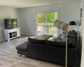 The Water Street Inn - Napanee - Living room