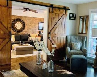 Warm & Inviting home 5 minutes walking distance from restaurants. - Greenwood - Living room
