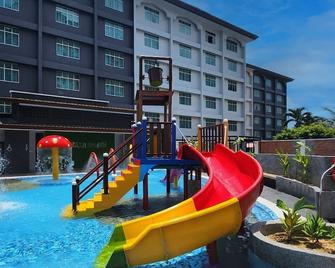 Raia Inn Penang - Bayan Lepas - Piscina