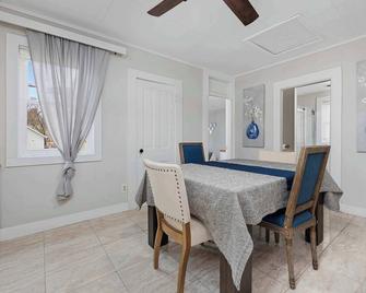 Vintage West Central Apt Walkable Free Parking! - Fort Wayne - Dining room