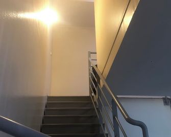 I rent a large room Near Paris in a duplex in a residence - Saint-Ouen-l’Aumône - Escaleras