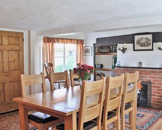 4 bedroom accommodation in Mellis - Eye - Dining room