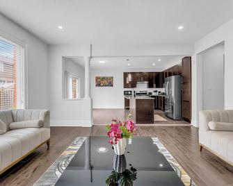 Spacious 5-Bedroom Family Home In Gta - Milton - Living room