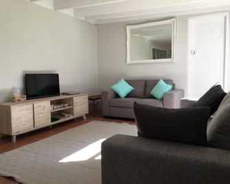 Aintree Cottage: Swan Valley: Rural Retreat - Midland - Living room