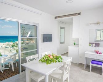 阿爾瓦公寓酒店 - 普它肋斯 - 帕拉利米尼 - 餐廳