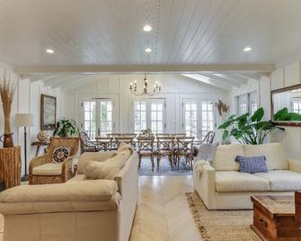 Hot tub relaxing retreat. Large group gatherings! Business travel. - Kenosha - Living room