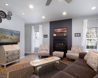 Quaint Downtown Charmer in Heart of Meeker, CO - Meeker - Sala de estar