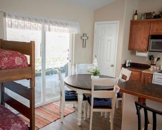 A beautiful Retreat on beautiful Hayden Lake nestled among the gorgeous pines - Hayden - Comedor
