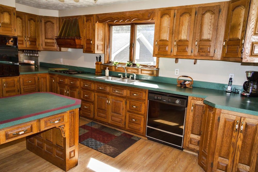 Hummingbird Retreat 12 miles from Ohiopyle, unique house and property on stream.