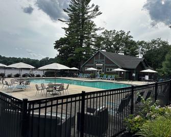 Charming 2-bedroom cottage in Westford, sandy beach, 2 pools, restaurant on site - Westford - Pool