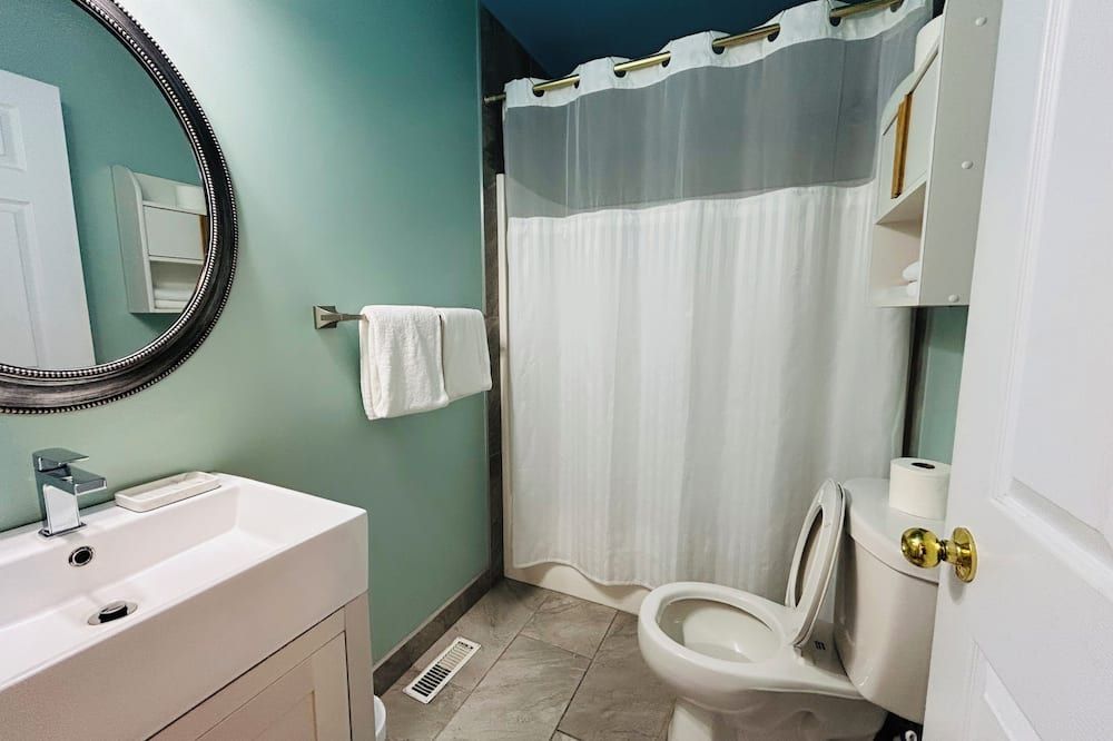 Midnight Sun Inn - Whitehorse - Bathroom
