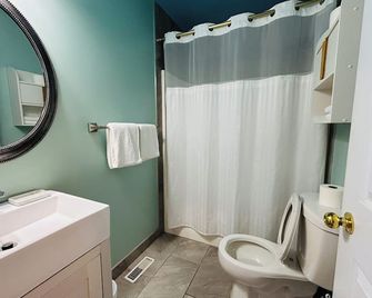Midnight Sun Inn - Whitehorse - Baño