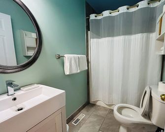 Midnight Sun Inn - Whitehorse - Bathroom