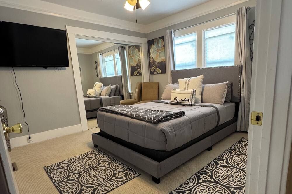 West Oakland Home Minutes from San Francisco - 3BR with Full Kitchen - אוקלנד - חדר שינה