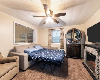 Spacious 3BR House with Firepit Grill Near Beach - Gary - Bedroom