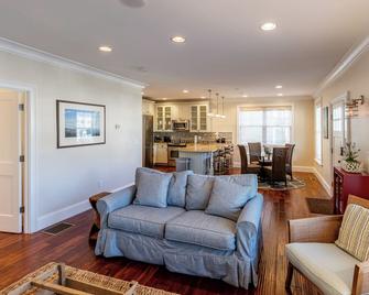Coastal Condo w/Washer and Dryer - On Thames St - Newport - Living room