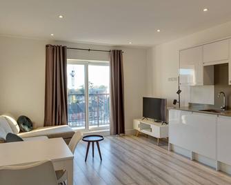 Hounslow Central Apartments - Hounslow - Living room