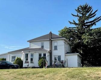 Fort Hill Hideaway Apartment-upper Not handicapped accessible. - Le Roy - Edificio