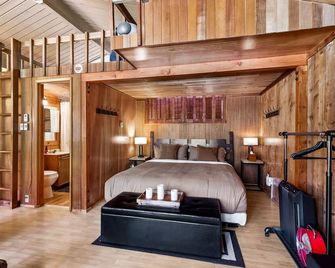 Stargazer Studio - riverfront pet-friendly cabin - Gold Bar - Bedroom