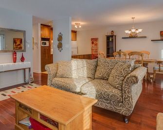 Condo Entre Ville/Nature - Magog - Living room