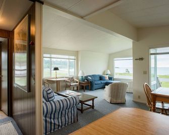 Beachfront with Spectacular Sunsets. Lopez Island - Lopez Island - Living room