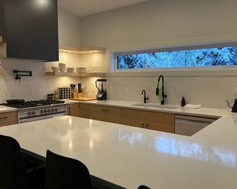 Brand new 4 bed/3 bath duplex w/ private hot tub, laundry, amazing views! - Vernon - Kitchen