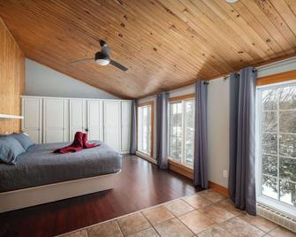 Maison bord de Lac 1h de Mtl, Spa, Foyer - Sainte-Julienne - Bedroom