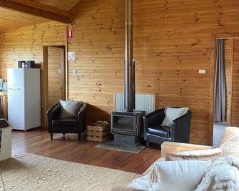 Cedar Cottage - Amazing views, private jacuzzi - Luskintyre - Living room