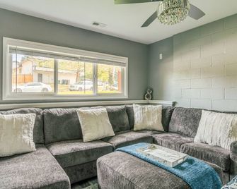 Suite with Hot Tub -AC - Huge Fenced Yard - Mt. Rainier View - Private Entrance - Kirkland - Vardagsrum