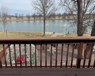 This charming suite is perched above a picturesque 75-acre winery. - Higginsville - Balcony
