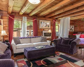 Family Friendly Healers Paradise - Fletcher - Living room