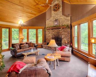 Beautiful spacious country home set on 22 acres that sleeps 27 people. - Champion - Sala de estar