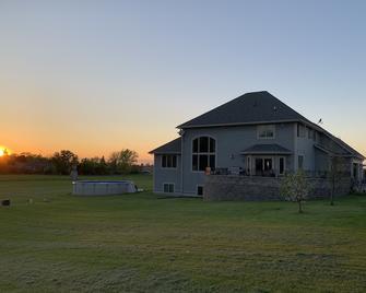 Fun Luxury Home With Lots Of Space Inside And Out! - Fond du Lac - Building