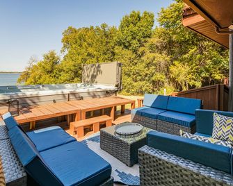 Lakefront Estate With 2 Kitchens Perfect for Events & Families - Wylie - Balcony