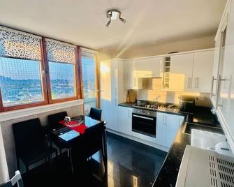 3 bed Sky apartment SE15 Peckham - London - Kitchen