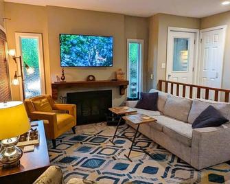 Glen Arbor condo in the woods w/ screened porch, A/C, washer/dryer - Glen Arbor - Living room