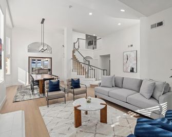 Scenic Luxury Oasis: Views, Pool, Spa, Game & Movie Rms - Bonita - Living room